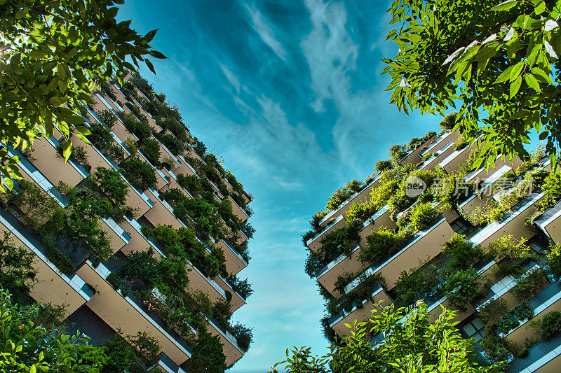 垂直森林(Bosco Verticale)创新的温室摩天大楼代表了Boeri工作室对可持续经济的承诺